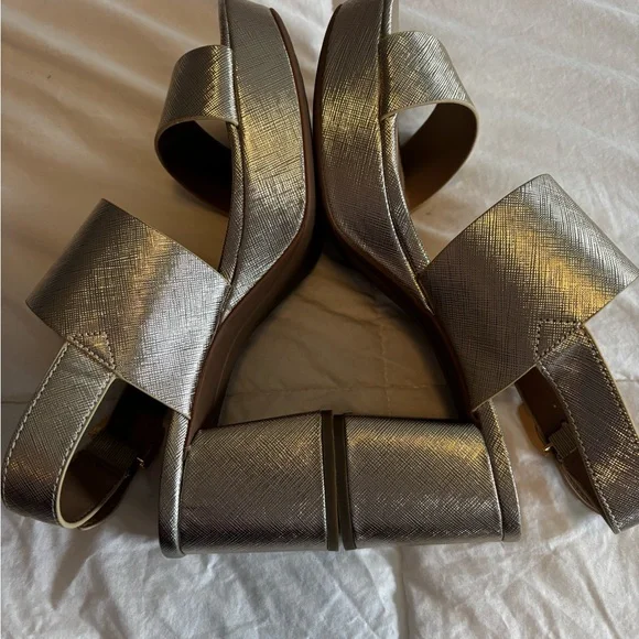 CAMILLA AEROSOLES GOLD HEELS - Picture 6 of 7